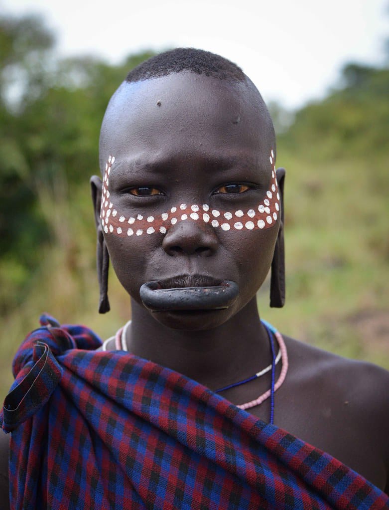 Ritratto culturale donna tribù Mursi